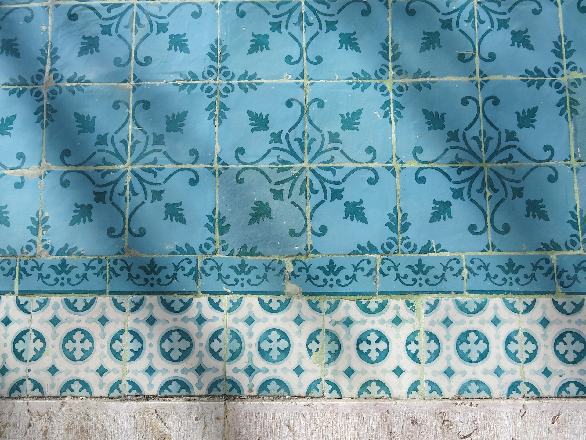 Azulejo tiles and soundwalk in Lisbon Alfama—bone-conduction headset and app